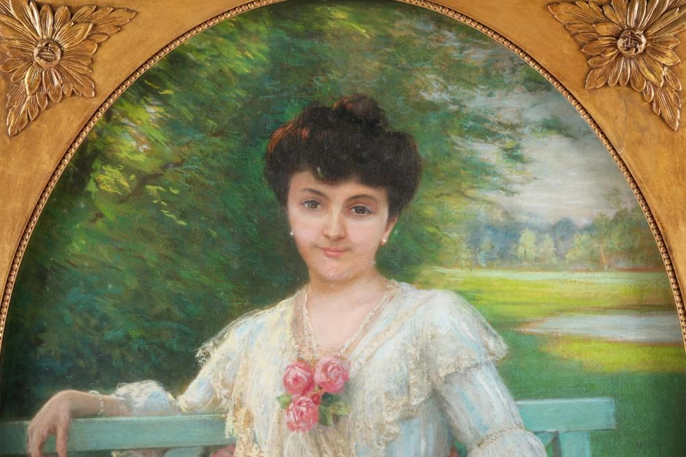 Ritratto di una donna seduta su una panchina in un paesaggio da giardino - dettaglio